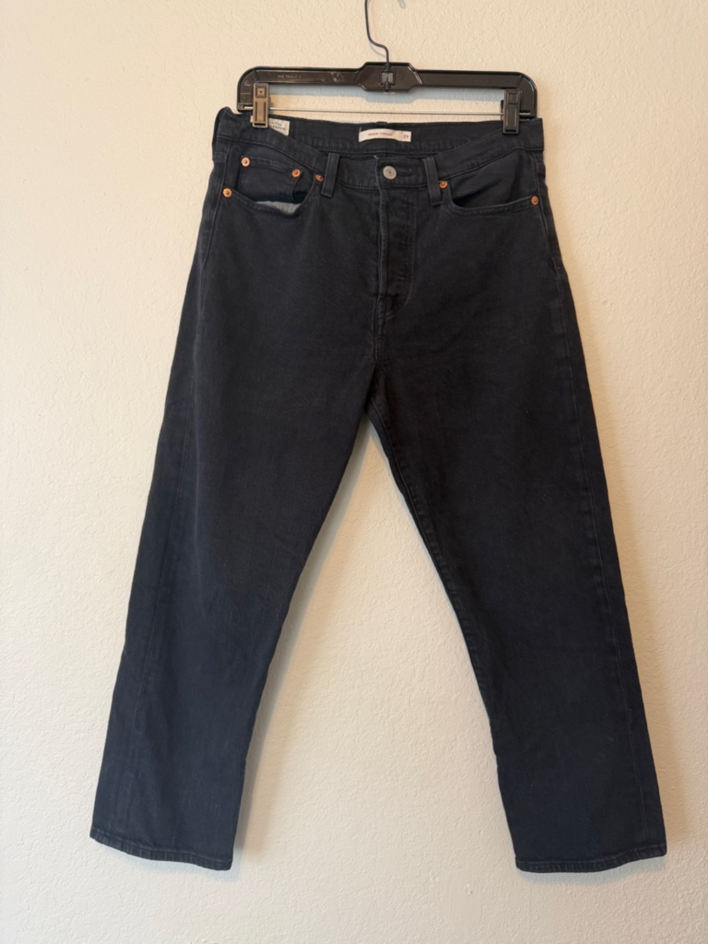 Levi’s Wedgie Straight Ankle Jeans in Black Heart - Picture 3 of 8